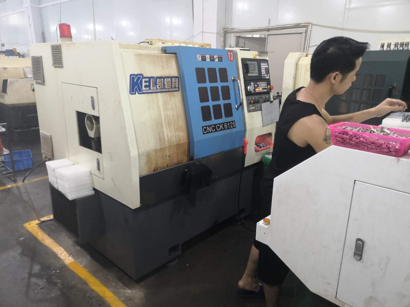 生產(chǎn)工人在專心的操作凱恩利數(shù)控車(chē)床